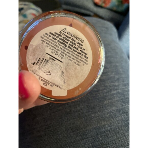 Yankee Candles Fresh Cut Roses 3.7 Oz Jar Candle New - Picture 2 of 3